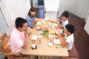 家族4人の食事風景